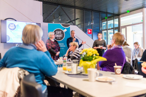Yleisöä tiedekahvilassa